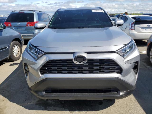 2T3C1RFV1KC008481 - 2019 TOYOTA RAV4 XLE PREMIUM SILVER photo 5