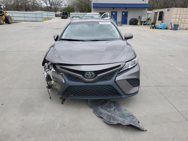 4T1G11AK5LU958979 - 2020 TOYOTA CAMRY SE GRAY photo 5