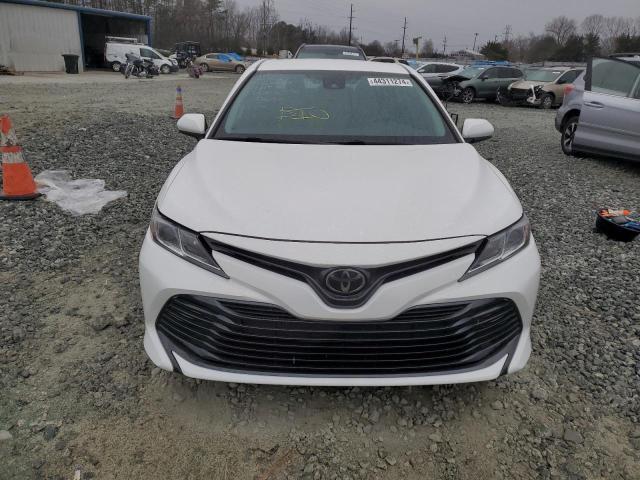 4T1B11HK0JU006372 - 2018 TOYOTA CAMRY L WHITE photo 5