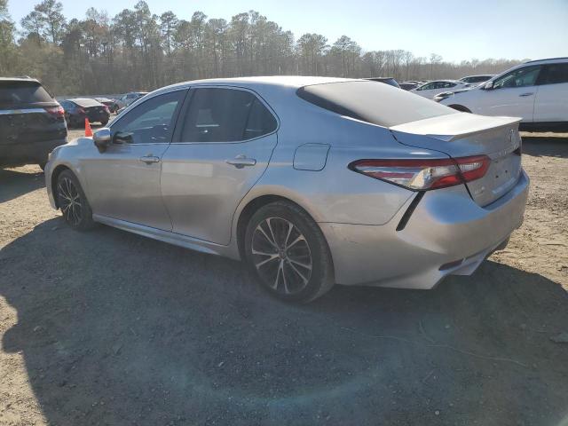 4T1B11HK5JU567425 - 2018 TOYOTA CAMRY L SILVER photo 2