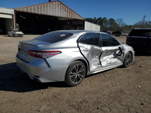 4T1B11HK5JU567425 - 2018 TOYOTA CAMRY L SILVER photo 3