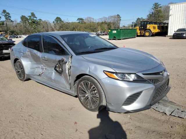 4T1B11HK5JU567425 - 2018 TOYOTA CAMRY L SILVER photo 4