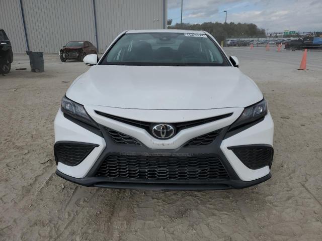 4T1T11AK9RU896901 - 2024 TOYOTA CAMRY SE NIGHT SHADE WHITE photo 5