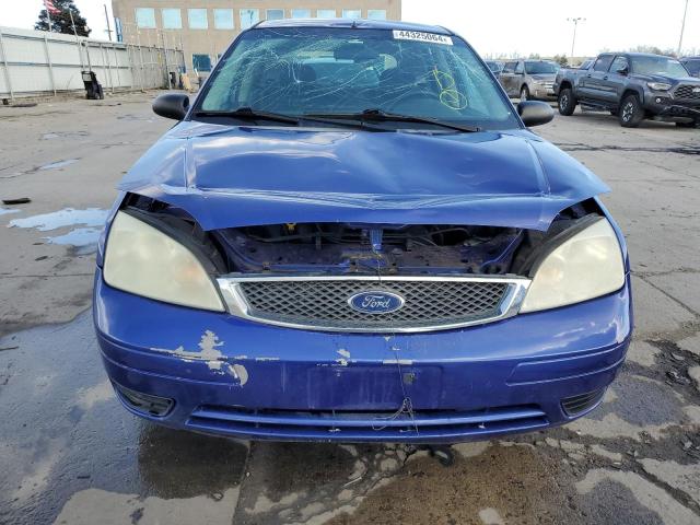 3FAHP37N15R117519 - 2005 FORD FOCUS ZX5 BLUE photo 5