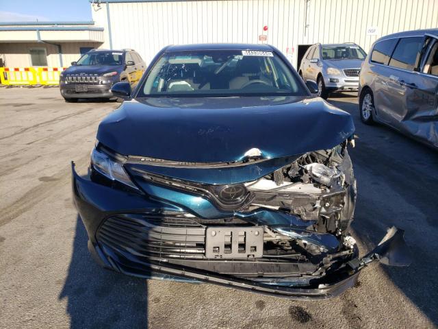 4T1B11HK1JU587915 - 2018 TOYOTA CAMRY L BLUE photo 5