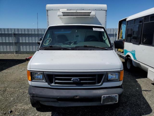 1FDSE35L44HA44309 - 2004 FORD ECONOLINE E350 SUPER DUTY CUTAWAY VAN WHITE photo 5