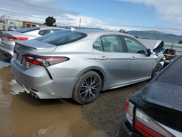 4T1G11AK4NU679543 - 2022 TOYOTA CAMRY SE SILVER photo 3