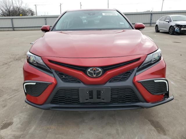 4T1T11AKXRU237824 - 2024 TOYOTA CAMRY SE NIGHT SHADE RED photo 5