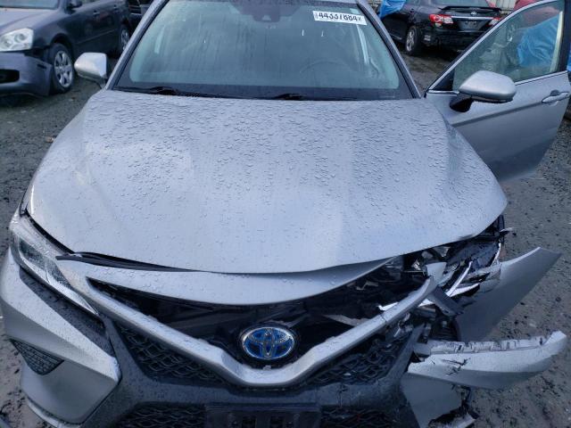 4T1B21HK0KU010405 - 2019 TOYOTA CAMRY HYBRID SILVER photo 11