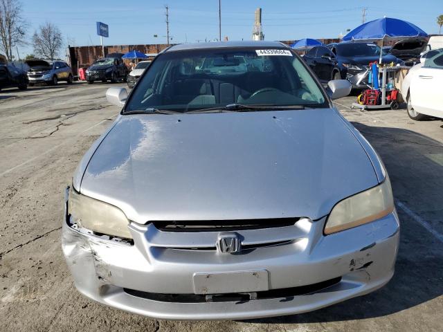 3HGCG6659YG703636 - 2000 HONDA ACCORD LX SILVER photo 5