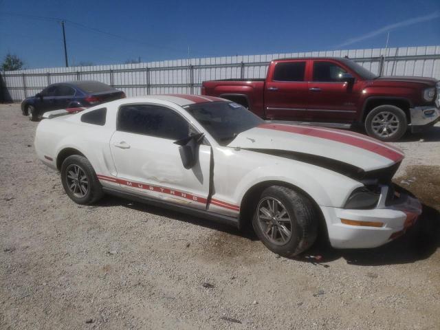 1ZVFT80NX55203769 - 2005 FORD MUSTANG WHITE photo 4