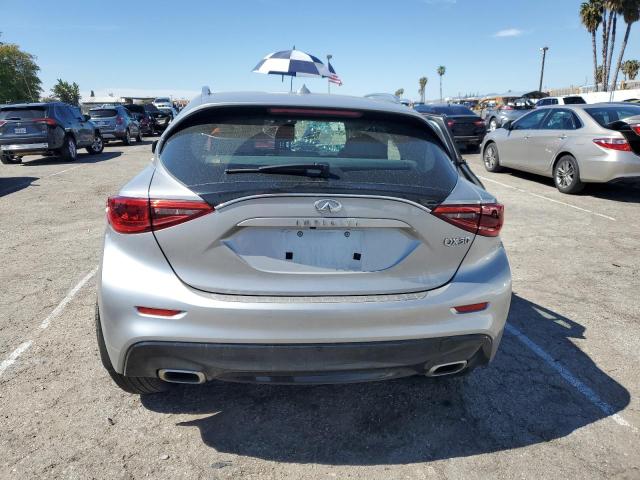 SJKCH5CPXJA003847 - 2018 INFINITI QX30 BASE PURE SILVER photo 6