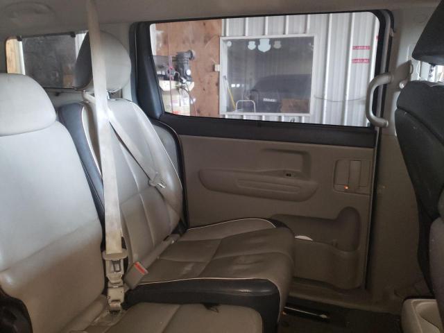 KNDMB5C19J6385943 - 2018 KIA SEDONA LX SILVER photo 11