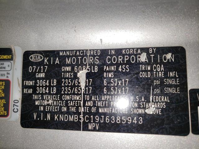 KNDMB5C19J6385943 - 2018 KIA SEDONA LX SILVER photo 13