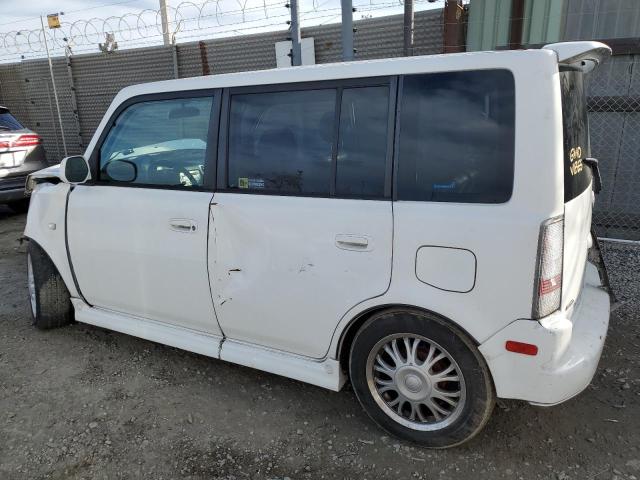 JTLKT324654021747 - 2005 TOYOTA SCION XB WHITE photo 2