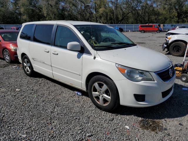 2V4RW3D1XAR262972 - 2010 VOLKSWAGEN ROUTAN SE WHITE photo 4