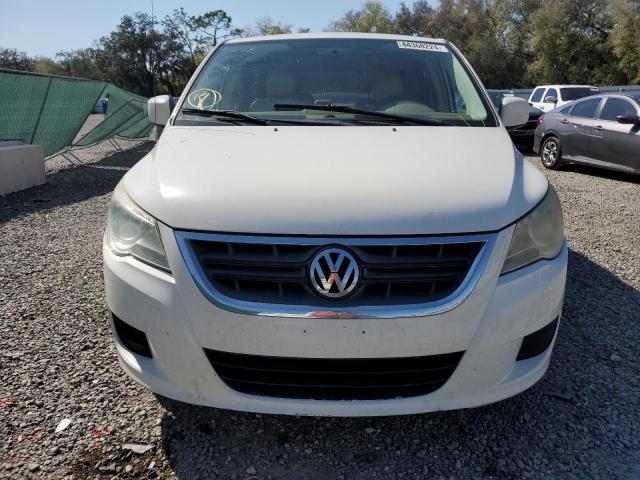 2V4RW3D1XAR262972 - 2010 VOLKSWAGEN ROUTAN SE WHITE photo 5