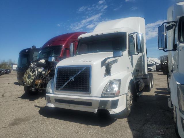 4V4NC9EH1FN920462 - 2015 VOLVO VN VNL WHITE photo 2