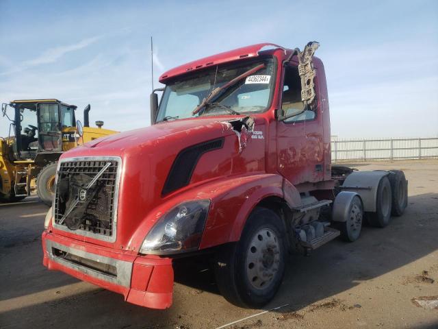 4V4NC9GH67N450928 - 2007 VOLVO VN VNL RED photo 2