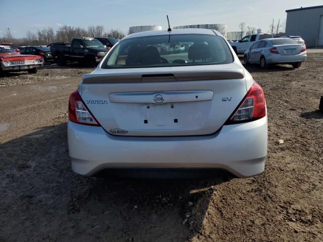 3N1CN7AP0JL813591 - 2018 NISSAN VERSA S SILVER photo 6