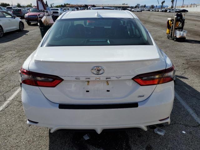 4T1T11AK1NU048568 - 2022 TOYOTA CAMRY SE WHITE photo 6