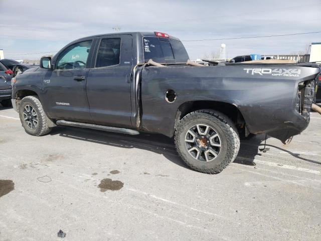 5TFUY5F12JX717614 - 2018 TOYOTA TUNDRA DOUBLE CAB SR/SR5 GRAY photo 2