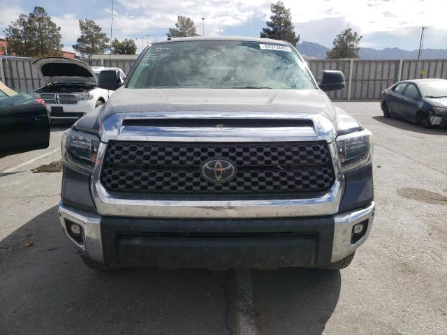 5TFUY5F12JX717614 - 2018 TOYOTA TUNDRA DOUBLE CAB SR/SR5 GRAY photo 5