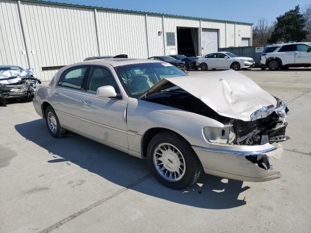 1LNHM83W0XY695030 - 1999 LINCOLN TOWN CARTIER CREAM photo 4