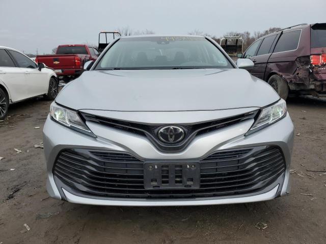 4T1B11HKXJU060052 - 2018 TOYOTA CAMRY L SILVER photo 5