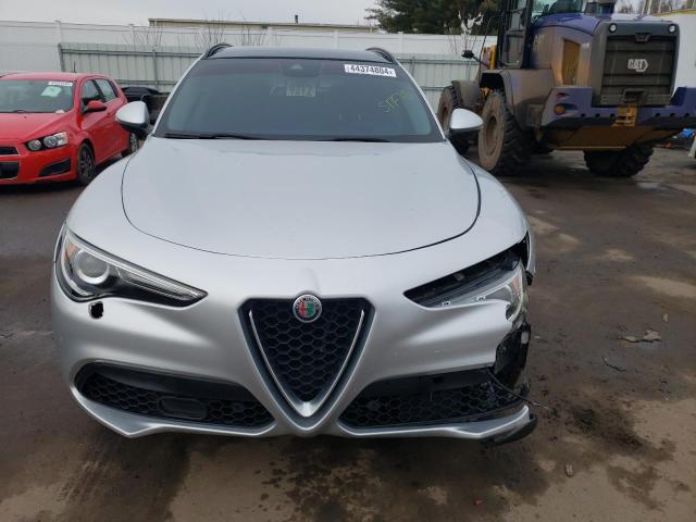 ZASFAKPN1J7B94445 - 2018 ALFA ROMEO STELVIO SPORT Silber Foto 5