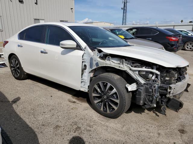 1N4AL3AP1JC227888 - 2018 NISSAN ALTIMA 2.5 WHITE photo 4