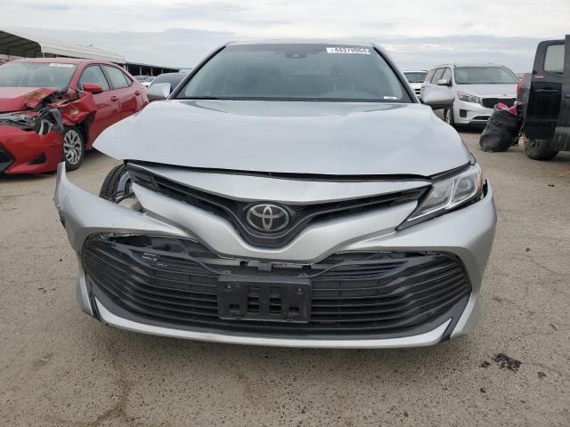 4T1B11HK6JU634775 - 2018 TOYOTA CAMRY L SILVER photo 5