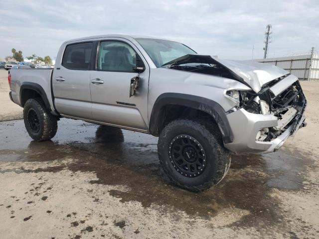 5TFAZ5CN8JX070983 - 2018 TOYOTA TACOMA DOUBLE CAB SILVER photo 4