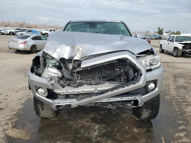 5TFAZ5CN8JX070983 - 2018 TOYOTA TACOMA DOUBLE CAB SILVER photo 5