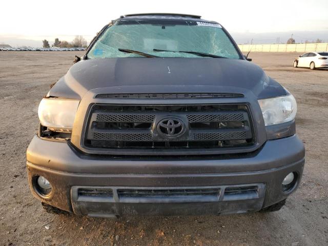 5TFDY5F15BX188127 - 2011 TOYOTA TUNDRA CREWMAX SR5 GRAY photo 5