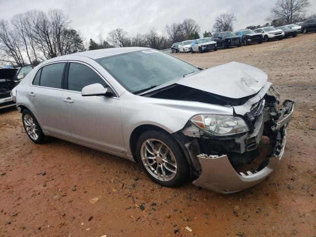 1G1ZC5EB3A4118701 - 2010 CHEVROLET MALIBU 1LT Srebrny zdjęcie 4