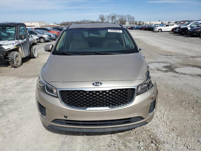 KNDMB5C16F6038707 - 2015 KIA SEDONA LX GOLD photo 5