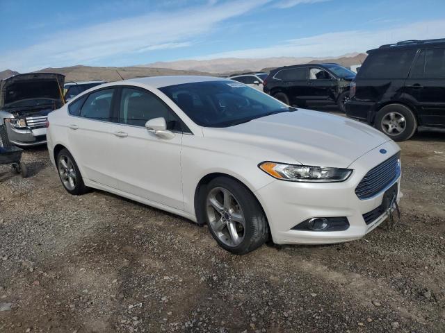 3FA6P0H72GR384726 - 2016 FORD FUSION SE WHITE photo 4