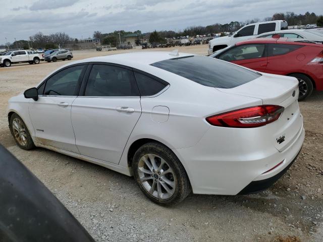 3FA6P0LU1KR160000 - 2019 FORD FUSION SE WHITE photo 2