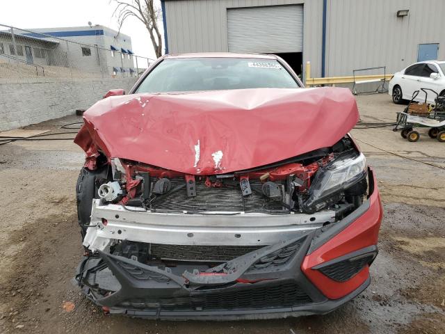 4T1G11AK6RU212050 - 2024 TOYOTA CAMRY SE NIGHT SHADE RED photo 5