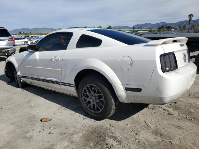 1ZVFT80N765148070 - 2006 FORD MUSTANG WHITE photo 2
