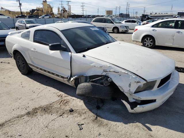 1ZVFT80N765148070 - 2006 FORD MUSTANG WHITE photo 4