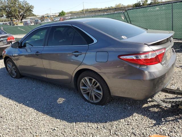 4T1BF1FK7HU693056 - 2017 TOYOTA CAMRY LE GRAY photo 2