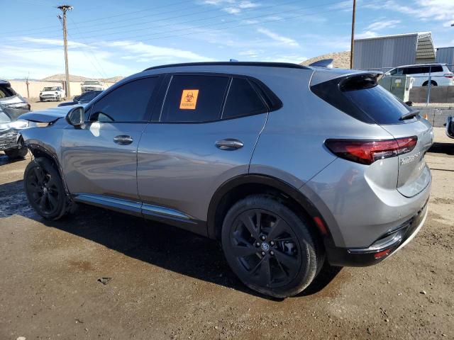 LRBFZNR43ND065913 - 2022 BUICK ENVISION ESSENCE Արծաթագույն լուսանկար 2