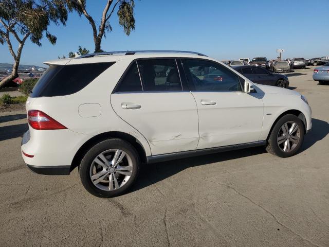 4JGDA5HB9CA052867 - 2012 MERCEDES-BENZ ML 350 4MATIC WHITE photo 3