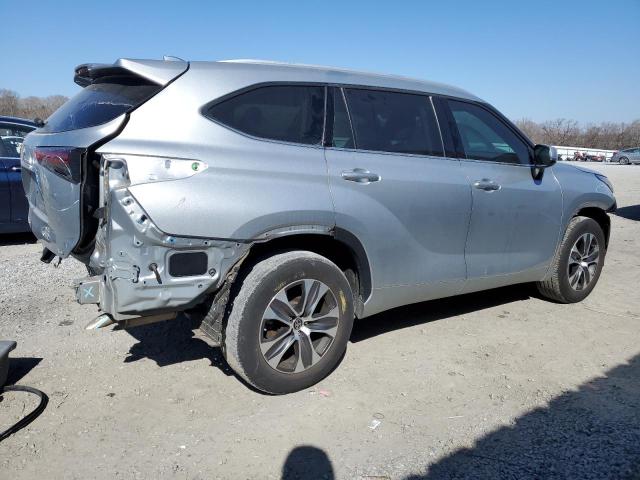 5TDGZRAH0NS551899 - 2022 TOYOTA HIGHLANDER XLE SILVER photo 3