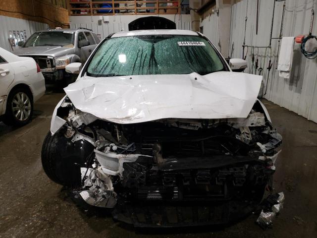 1FADP3F24HL215744 - 2017 FORD FOCUS SE WHITE photo 5