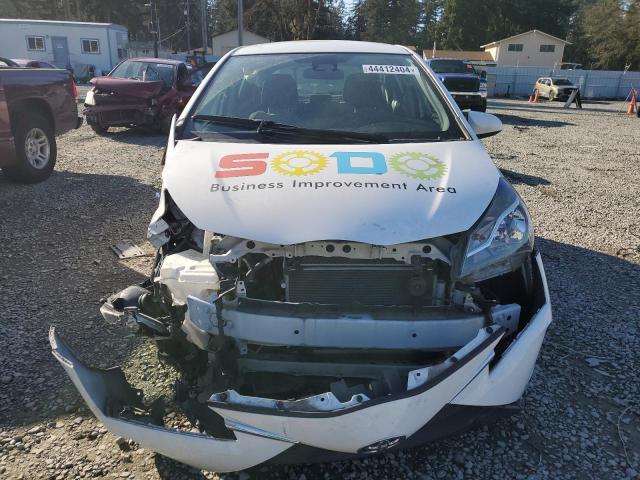 VNKKTUD32JA091044 - 2018 TOYOTA YARIS L WHITE photo 5