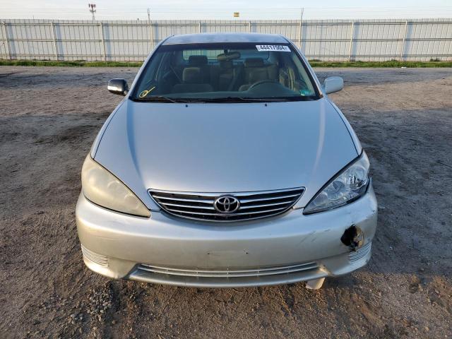 4T1BE32K15U042554 - 2005 TOYOTA CAMRY LE SILVER photo 5