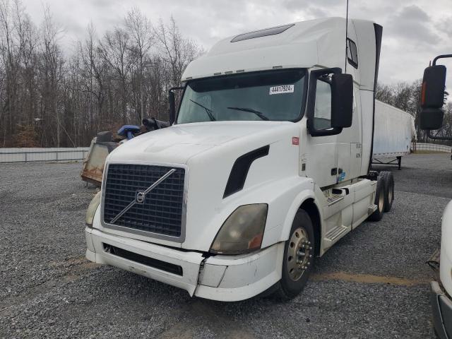 4V4NC9EH7DN566654 - 2013 VOLVO VN VNL WHITE photo 2